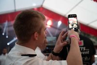 Das große Jubiläumswochenende startet mit dem Fahnenmarsch.
