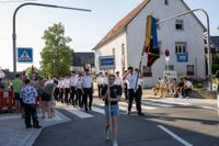 Das große Jubiläumswochenende startet mit dem Fahnenmarsch.