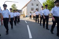 Das große Jubiläumswochenende startet mit dem Fahnenmarsch.