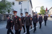 Das große Jubiläumswochenende startet mit dem Fahnenmarsch.