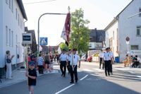 Das große Jubiläumswochenende startet mit dem Fahnenmarsch.