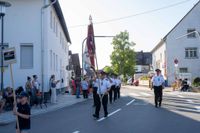 Das große Jubiläumswochenende startet mit dem Fahnenmarsch.
