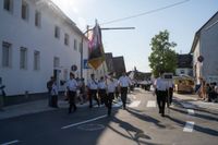 Das große Jubiläumswochenende startet mit dem Fahnenmarsch.