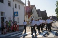 Das große Jubiläumswochenende startet mit dem Fahnenmarsch.