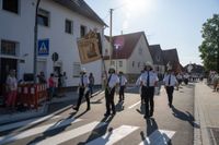 Das große Jubiläumswochenende startet mit dem Fahnenmarsch.