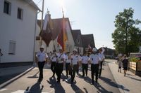 Das große Jubiläumswochenende startet mit dem Fahnenmarsch.