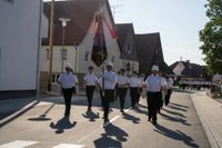 Das große Jubiläumswochenende startet mit dem Fahnenmarsch.