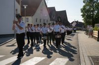 Das große Jubiläumswochenende startet mit dem Fahnenmarsch.