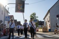 Das große Jubiläumswochenende startet mit dem Fahnenmarsch.