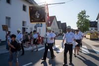 Das große Jubiläumswochenende startet mit dem Fahnenmarsch.