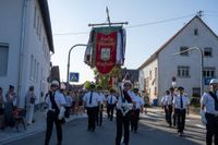 Das große Jubiläumswochenende startet mit dem Fahnenmarsch.