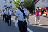 Das große Jubiläumswochenende startet mit dem Fahnenmarsch.