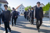 Das große Jubiläumswochenende startet mit dem Fahnenmarsch.