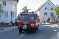 Das große Jubiläumswochenende startet mit dem Fahnenmarsch.