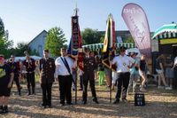 Das große Jubiläumswochenende startet mit dem Fahnenmarsch.