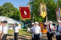 Das große Jubiläumswochenende startet mit dem Fahnenmarsch.