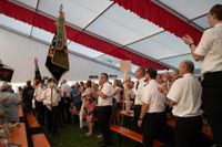 Das große Jubiläumswochenende startet mit dem Fahnenmarsch.