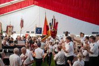 Das große Jubiläumswochenende startet mit dem Fahnenmarsch.
