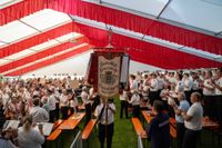Das große Jubiläumswochenende startet mit dem Fahnenmarsch.