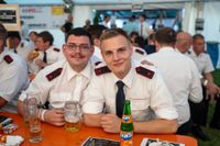 Das große Jubiläumswochenende startet mit dem Fahnenmarsch.