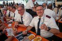 Das große Jubiläumswochenende startet mit dem Fahnenmarsch.