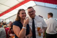 Das große Jubiläumswochenende startet mit dem Fahnenmarsch.
