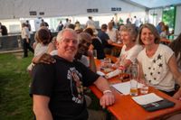 Das große Jubiläumswochenende startet mit dem Fahnenmarsch.