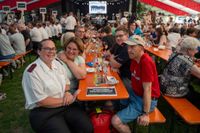 Das große Jubiläumswochenende startet mit dem Fahnenmarsch.