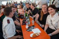 Das große Jubiläumswochenende startet mit dem Fahnenmarsch.