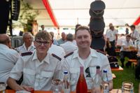 Das große Jubiläumswochenende startet mit dem Fahnenmarsch.