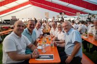 Das große Jubiläumswochenende startet mit dem Fahnenmarsch.