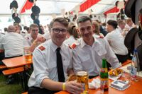 Das große Jubiläumswochenende startet mit dem Fahnenmarsch.