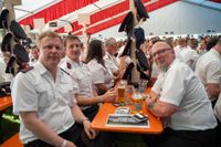 Das große Jubiläumswochenende startet mit dem Fahnenmarsch.