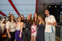 Das große Jubiläumswochenende startet mit dem Fahnenmarsch.