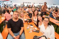 Das große Jubiläumswochenende startet mit dem Fahnenmarsch.