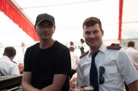 Das große Jubiläumswochenende startet mit dem Fahnenmarsch.