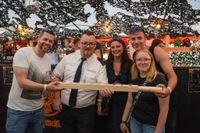 Das große Jubiläumswochenende startet mit dem Fahnenmarsch.