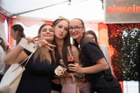 Das große Jubiläumswochenende startet mit dem Fahnenmarsch.