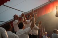 Das große Jubiläumswochenende startet mit dem Fahnenmarsch.