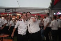 Das große Jubiläumswochenende startet mit dem Fahnenmarsch.