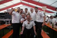 Das große Jubiläumswochenende startet mit dem Fahnenmarsch.