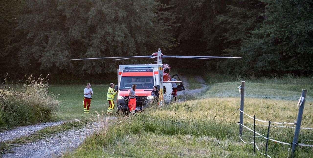 Bei dem Unfall am Sonntagabend waren zwei Notärzte, vier Sanitäter und zwei Rettungshubschrauber im Einsatz.