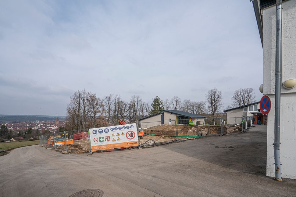 Neben dem Hauptgebäude der Landesakademie in Weil der Stadt klafft ein großes Loch. Das alte Gästehaus wurde abgerissen. Anfang April beginnt der Neubau.    Bild: Richter