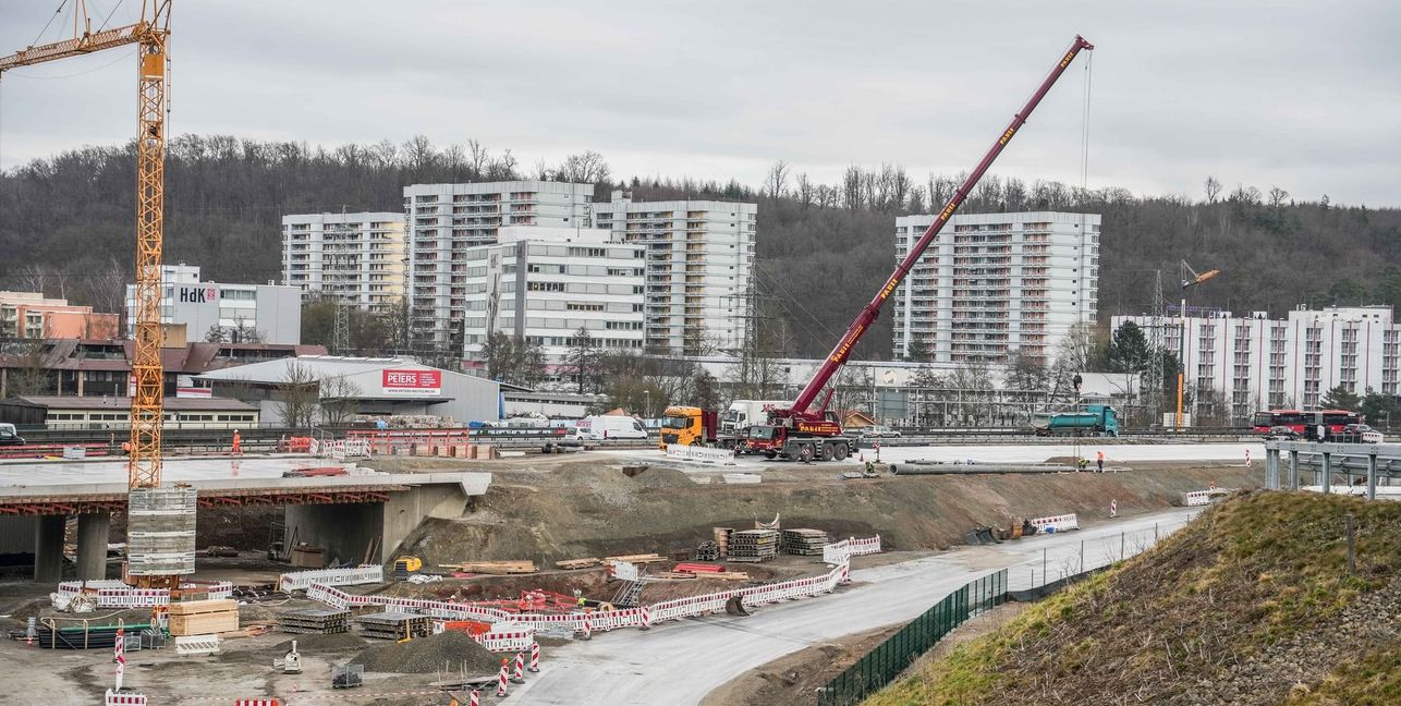 Hier geht's ab Mai auf die A 81 Richtung Stuttgart. Autofahrer landen dann auf der neuen Betonfahrbahn.