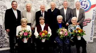Ein besonderer Abend für den VfL Sindelfingen: Präsident Dr. Heinrich Reidelbach, Gerhard Furch (70 Jahre), Karl Rentschler (70), Klaus Dieter Müller (75), Wolfgang Herzog (60) und Vizepräsident Andreas Bonhage (hinten von links). Anneliese Pickelmann (70), Christel Wolf (60), Barbara Schneider (70) und Reinhilde Moroff (60 Jahre, vorne von links).Bild: Photostampe