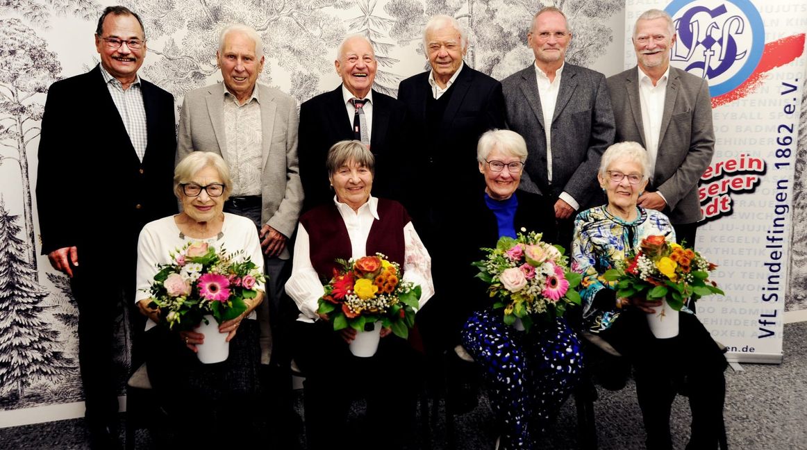 Ein besonderer Abend für den VfL Sindelfingen: Präsident Dr. Heinrich Reidelbach, Gerhard Furch (70 Jahre), Karl Rentschler (70), Klaus Dieter Müller (75), Wolfgang Herzog (60) und Vizepräsident Andreas Bonhage (hinten von links). Anneliese Pickelmann (70), Christel Wolf (60), Barbara Schneider (70) und Reinhilde Moroff (60 Jahre, vorne von links).Bild: Photostampe