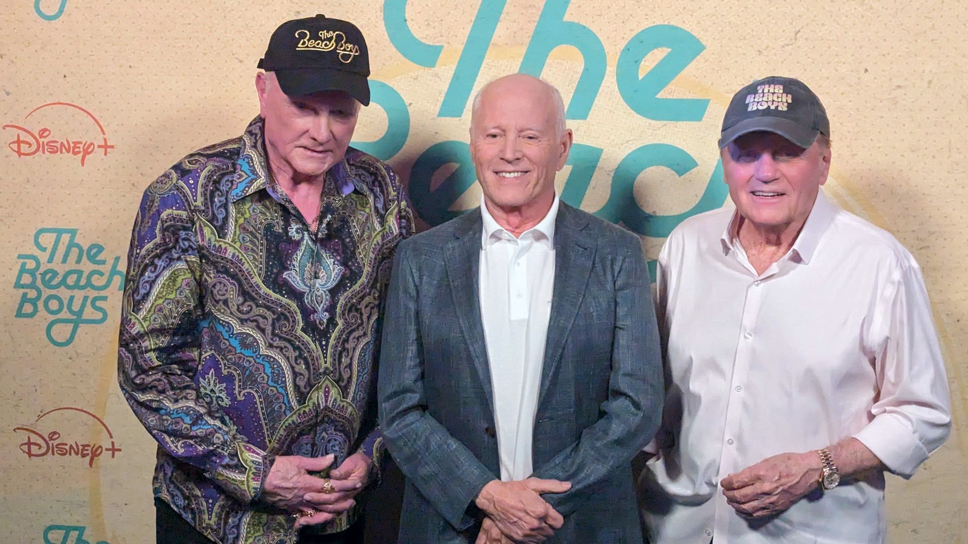 Regisseur Frank Marshall (M) mit den "Beach Boys" Mike Love (l) und Bruce Johnston in den Abbey Road Studios in London.