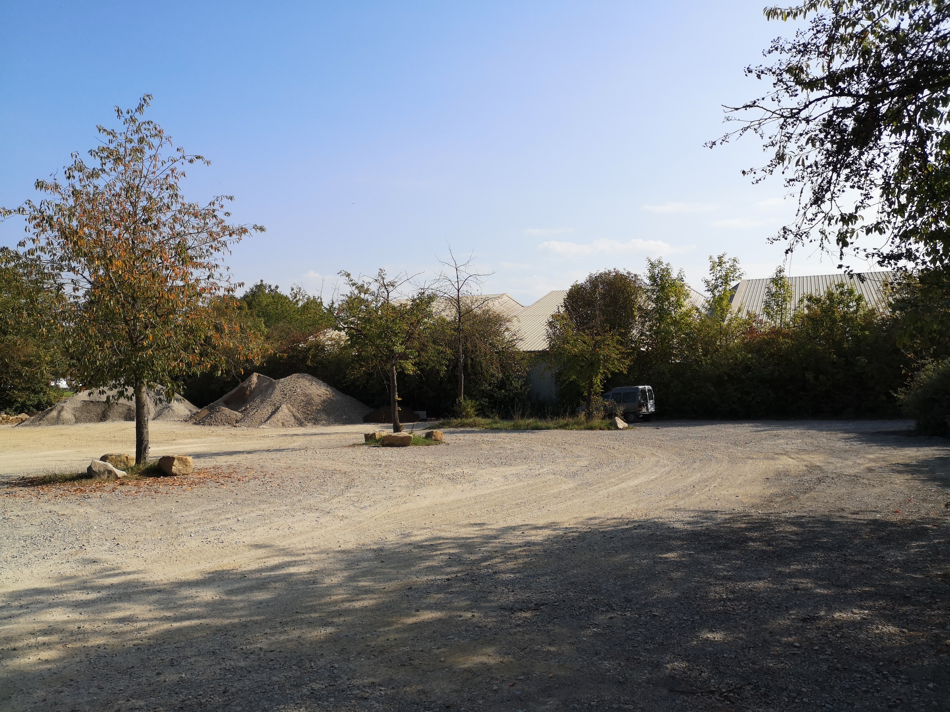 Auf dem Parkplatz vor der Tennishalle könnte das Sportzentrum von Sportvereinigung und Kraftsportverein gebaut werden.