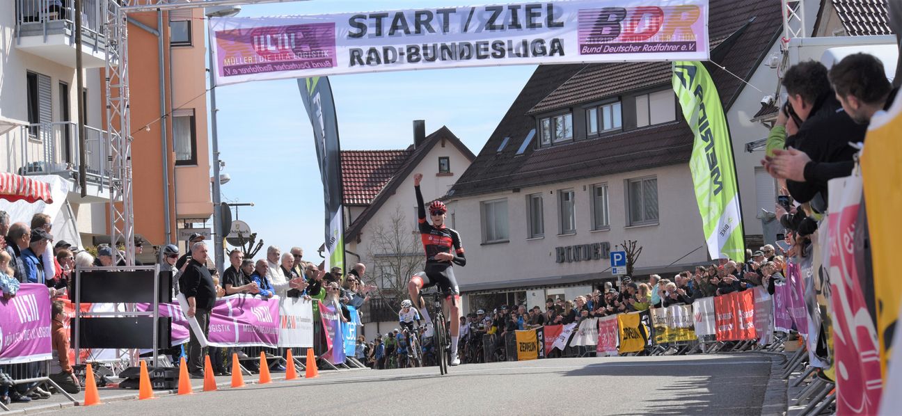 In der Rad-Bundesliga der Junioren holte sich Lui Bengelsdorf im Sprint gegen den Fuldaer Ferdinand Beirig souverän den Tagessieg. Bild: Reichert