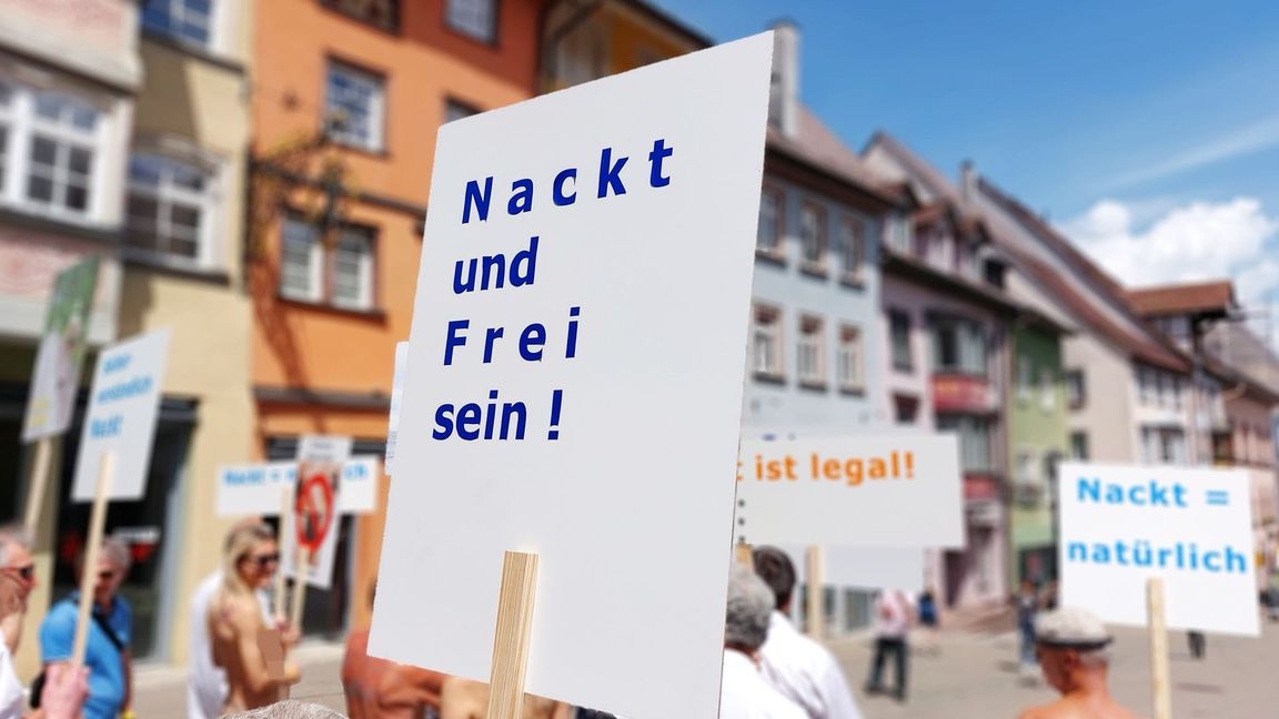 „Für Freiheit, Toleranz und Naturismus“ – die Nackt-Demonstration zieht durch die Rottweiler Innenstadt.